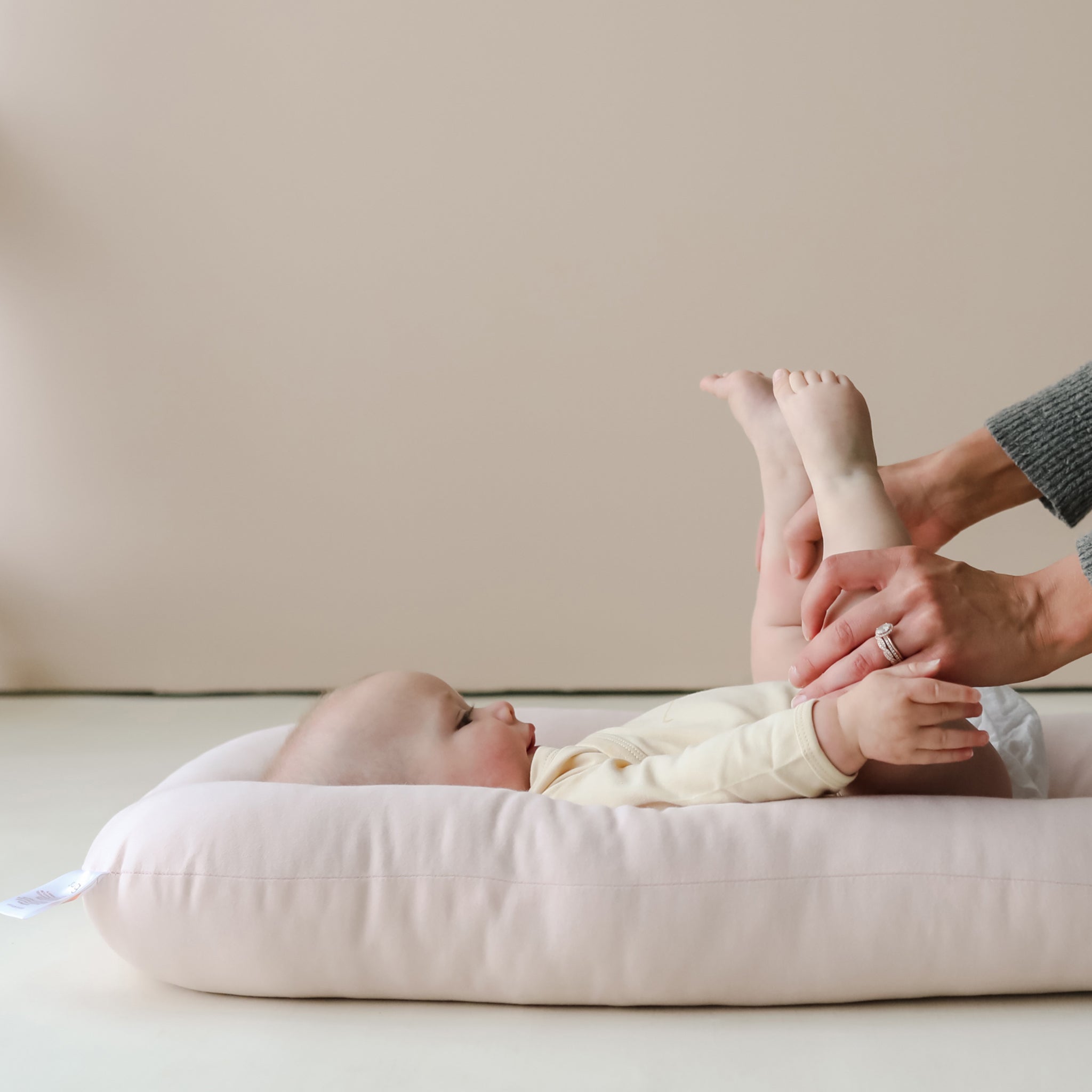 Infant Lounger snuggle me [スナグルミー ] Snuggle Me Organic Infant Lounger – Mickey Roo Maternity